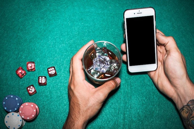 Antarmuka aplikasi izigames di layar smartphone Android dengan menu taruhan, kasino, dan profil akun